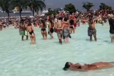 Vídeo: com calor extremo, multidão transforma espelho d'água do Museu do Amanhã em piscina