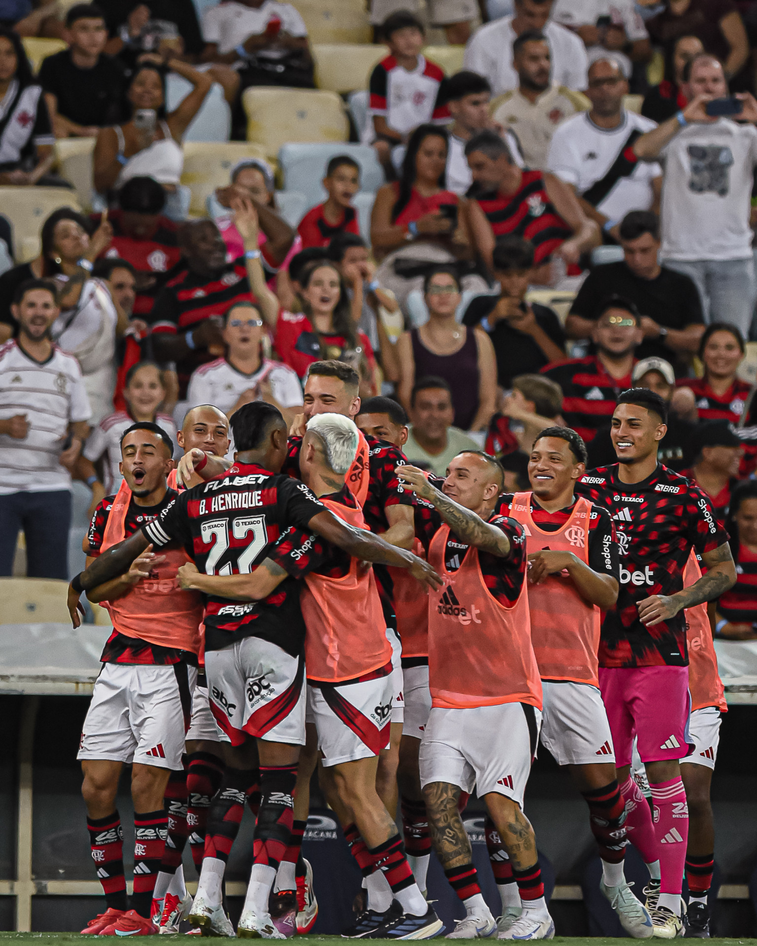 Jogadores do Flamengo comemoram um dos gols da vitória contra o Vasco e a classificação para a semifinal do Campeonato Carioca - Paula Reis / Flamengo