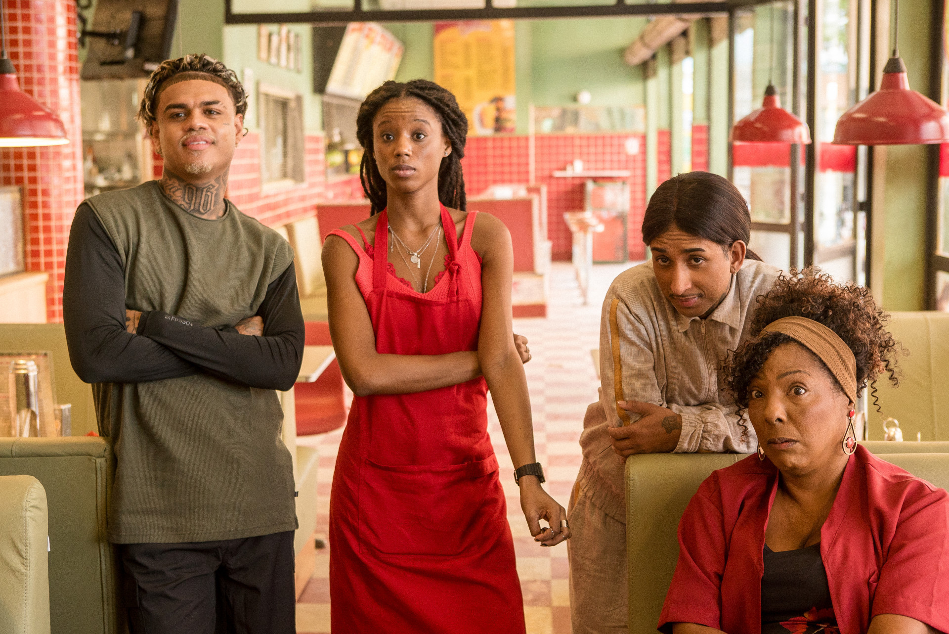 'Confia: Sonho de Cria': Nando ( Cabelinho ),  Jaque ( Mal&Iacute;a ) e Bonito ( MD Chefe ) com Mirtes ( Rejane Faria ) - Helena Barreto / TV Globo