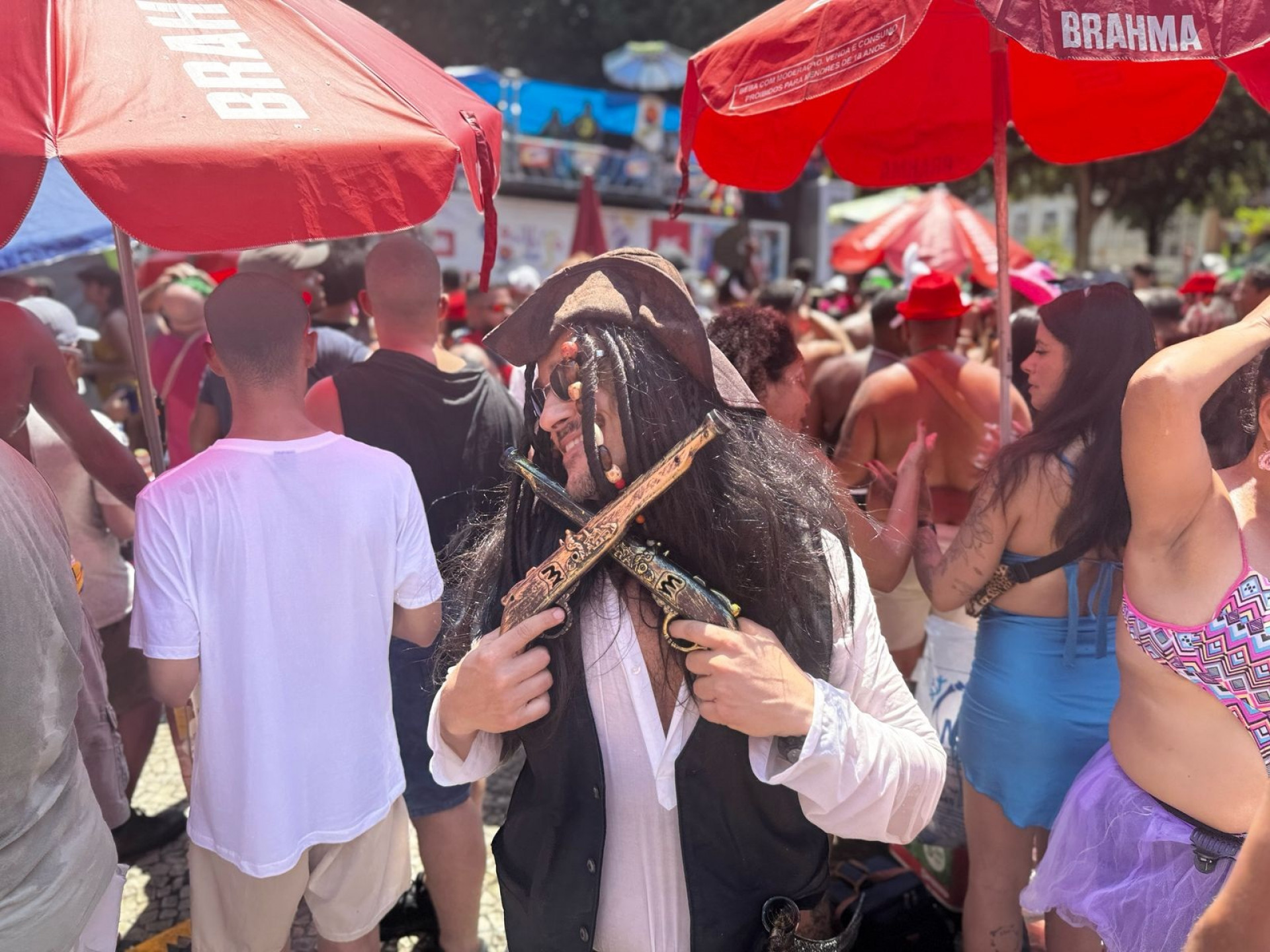 Foliões caracterizados como super-heróis e personagens pop no bloco