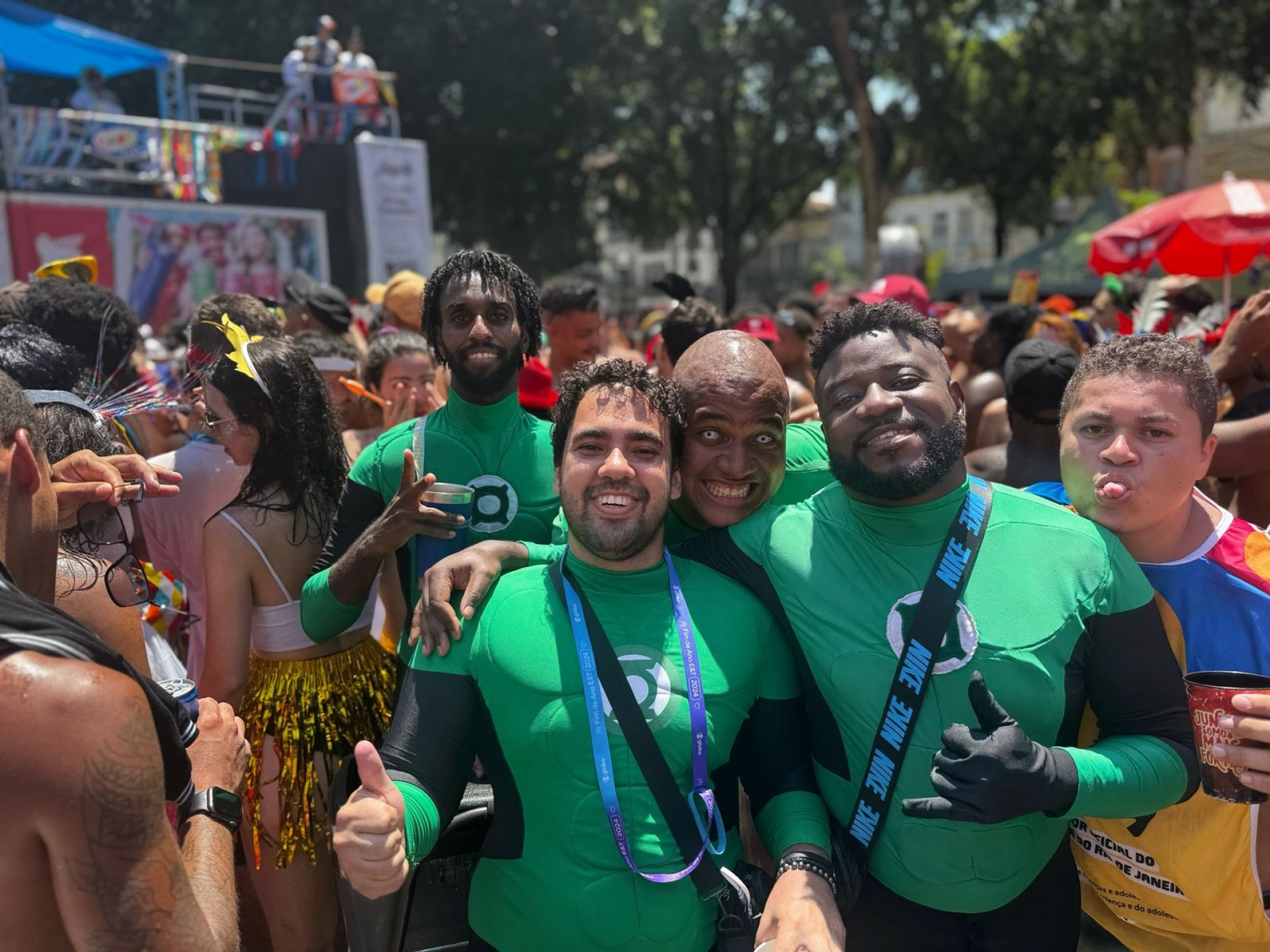 Foliões caracterizados como super-heróis e personagens pop no bloco