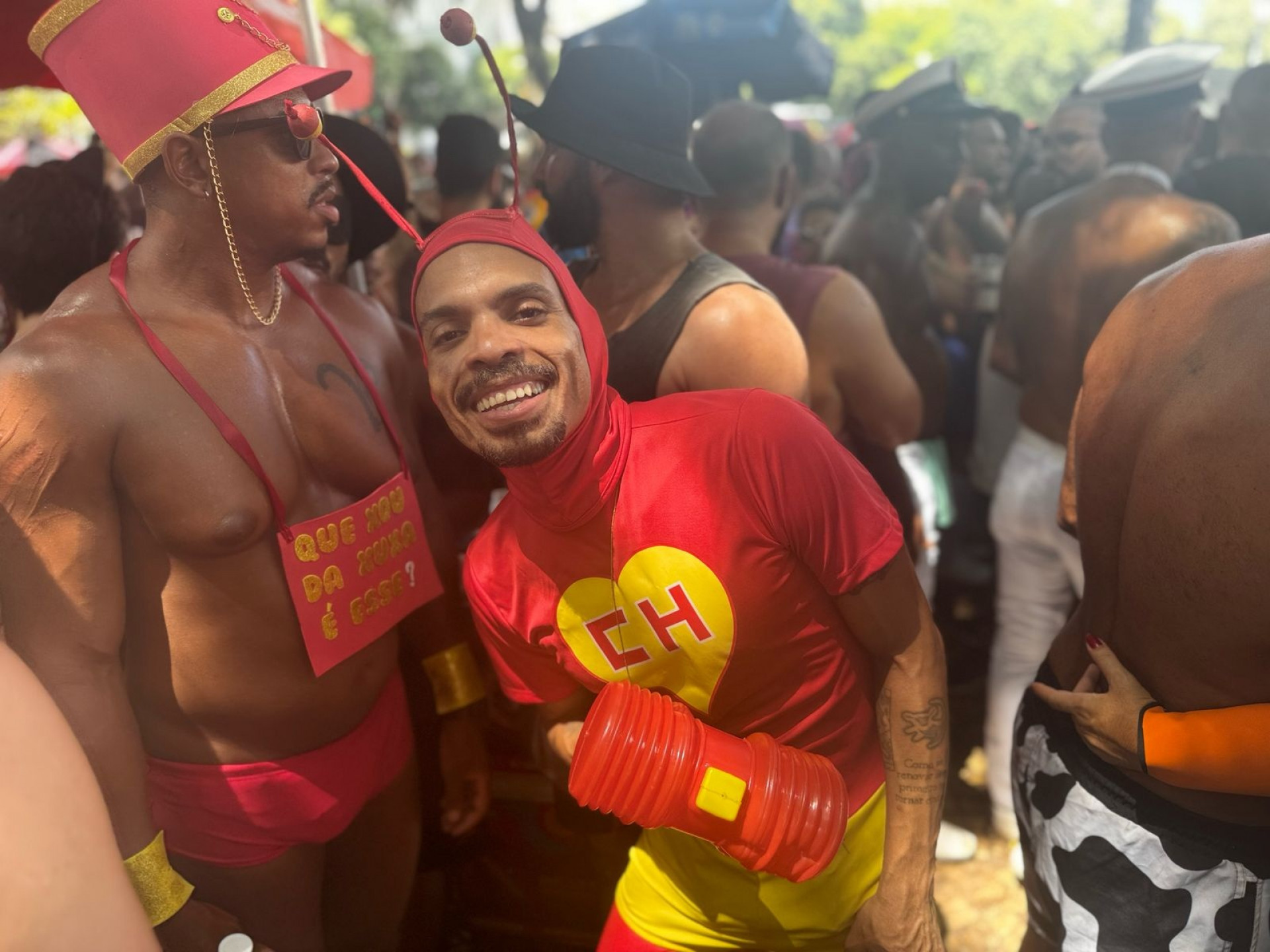 Foliões caracterizados como super-heróis e personagens pop no bloco