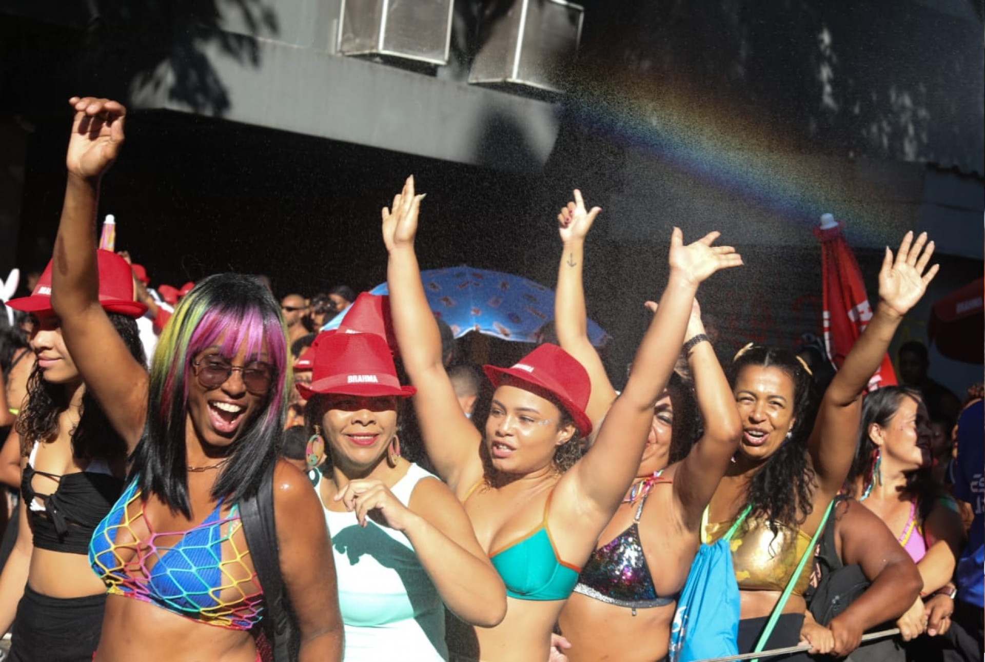 Foliões no megabloco com Léo Santana na manhã deste sábado, no Centro do Rio - Pedro Teixeira/ Agência O Dia