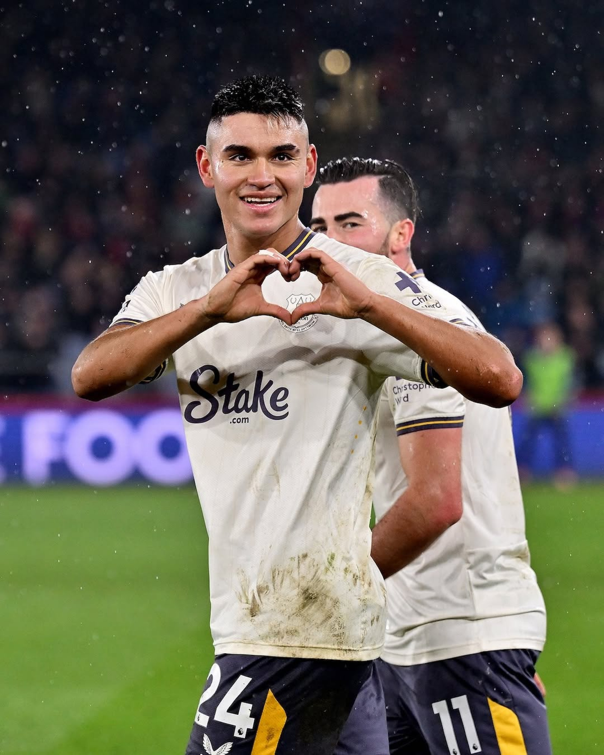 Emprestado pelo Flamengo, Alcaraz marca e dá assistência em vitória do Everton
