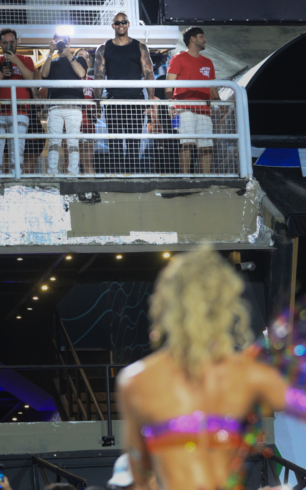 Léo Santana prestigia a mulher, Lorena Improta, no ensaio da Viradouro