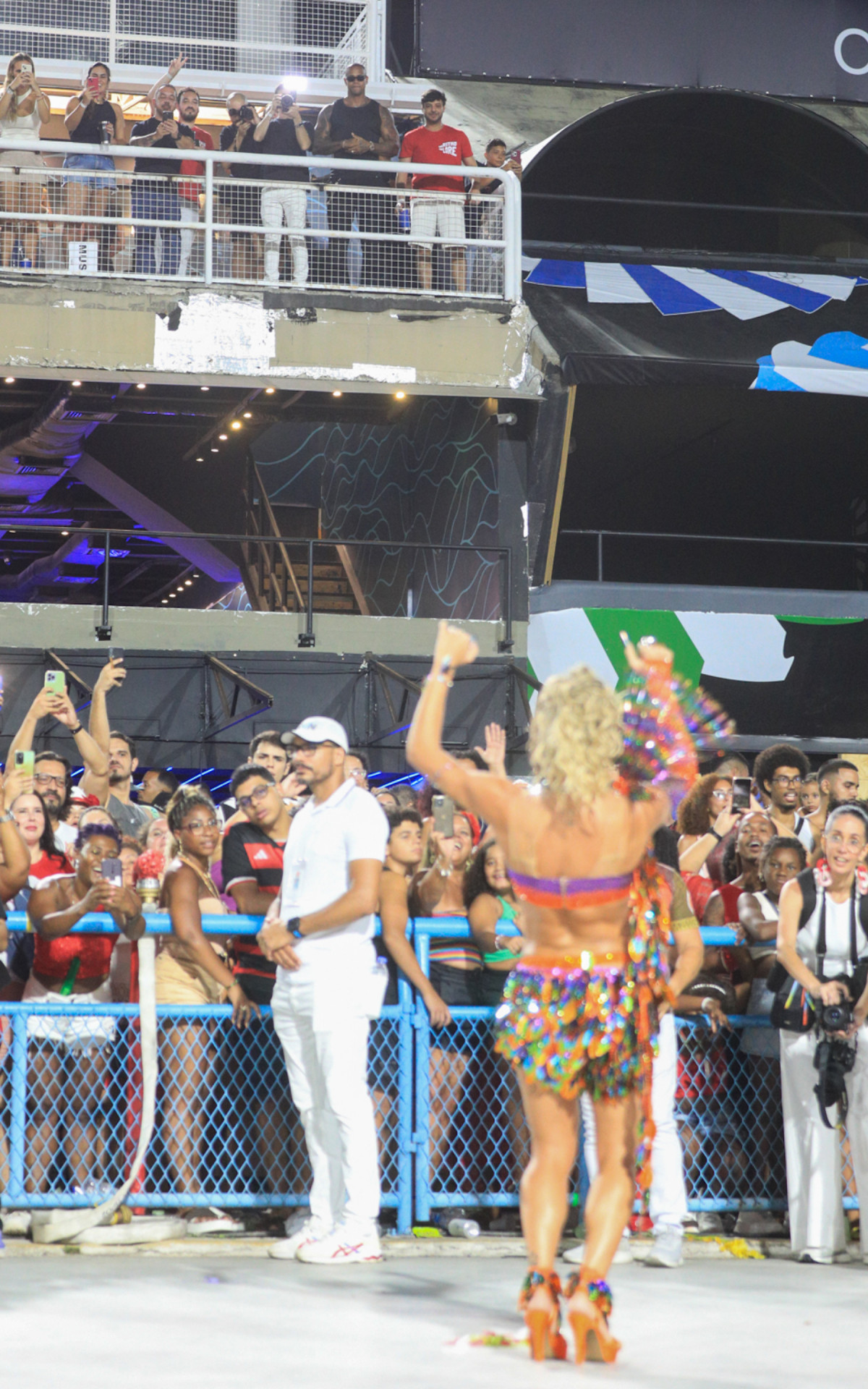 Léo Santana prestigia a mulher, Lorena Improta, no ensaio da Viradouro