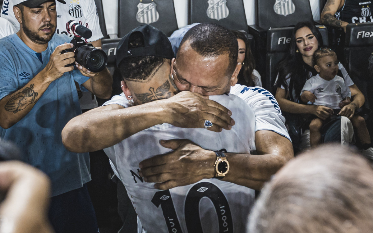 Abraço entre Neymar e o pai