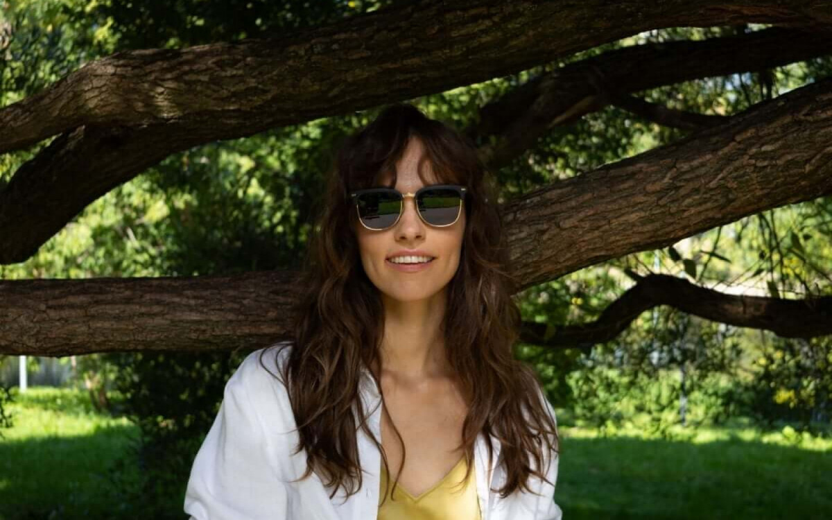 O ar despojado e sofisticado estar&aacute; em alta nos cortes de cabelo (Imagem: Alexander Chesarev | Shutterstock) 