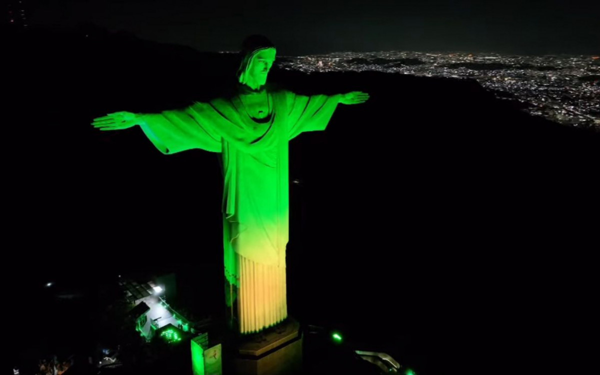 Cristo Redentor iluminado nas cores do Brasil