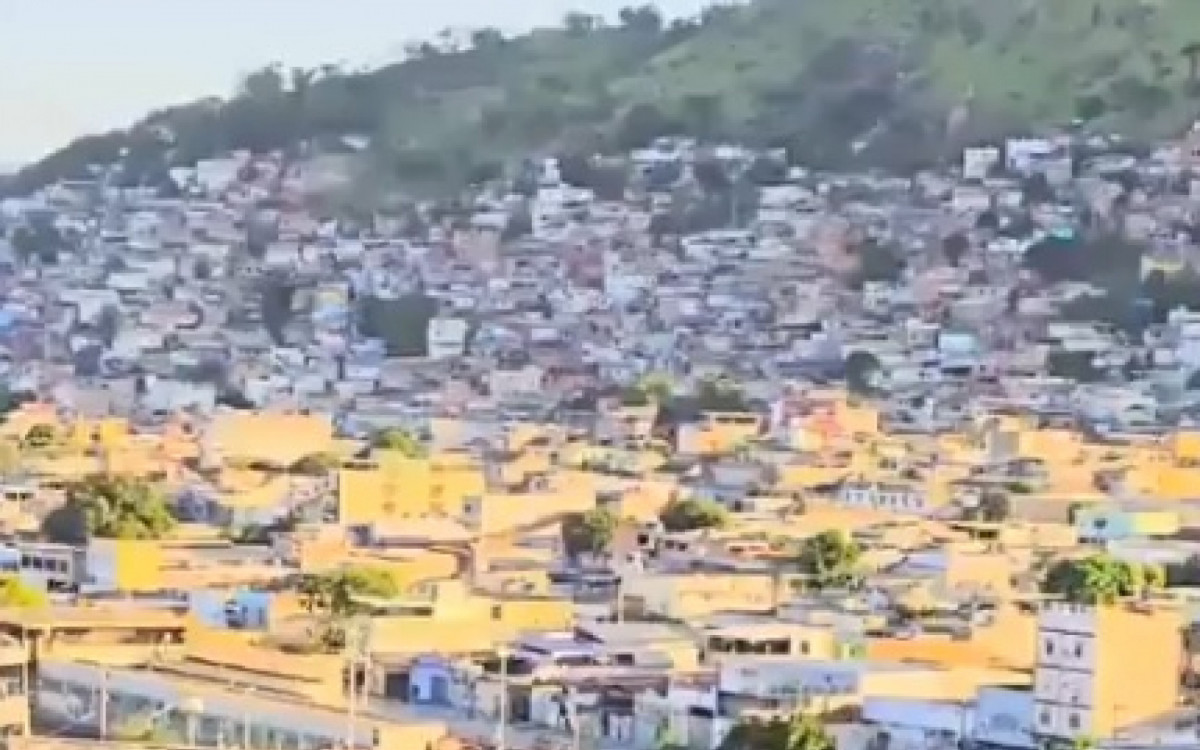 Moradores compartilharam registro de intenso confronto no Morro do Juramento neste domingo