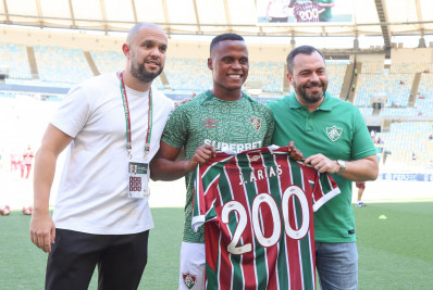Arias recebe homenagem pelos 200 jogos com a camisa do Fluminense