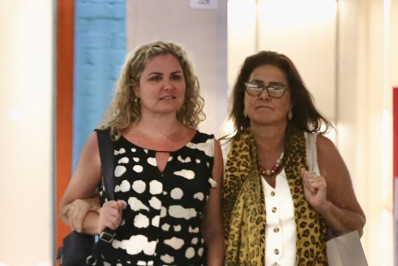 Joanna faz rara aparição com a mulher em shopping no Rio