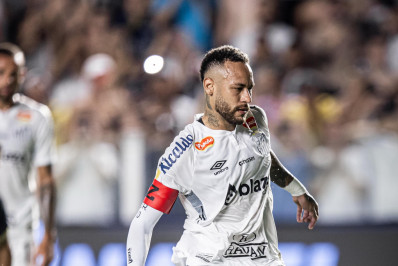 Vídeo: Neymar faz o primeiro gol em retorno ao Santos, que vence o Água Santa