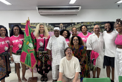 Personalidades visitam barracão da Mangueira na Cidade do Samba