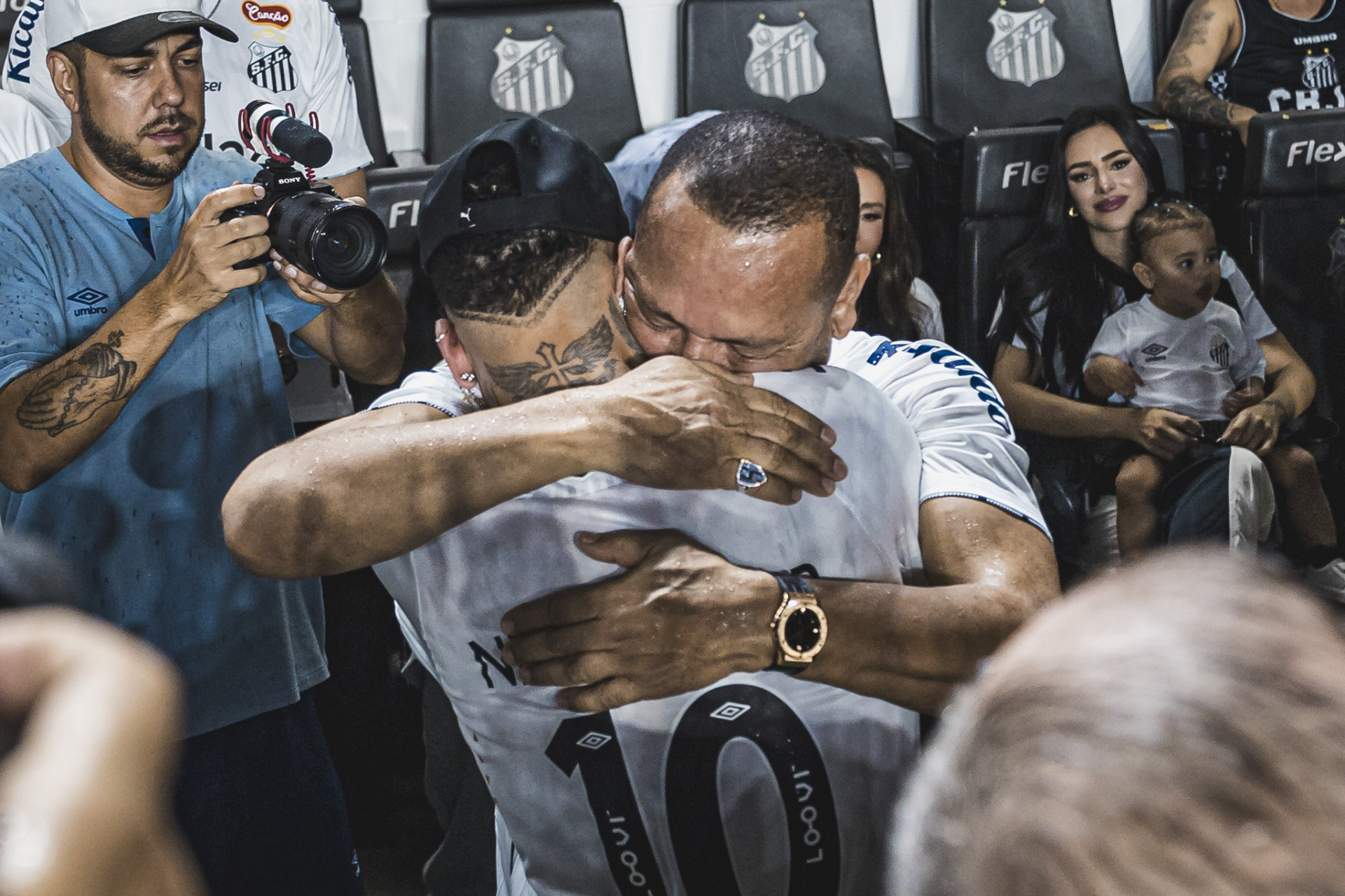 Abraço entre Neymar e o pai - Bruno Vaz / Santos FC