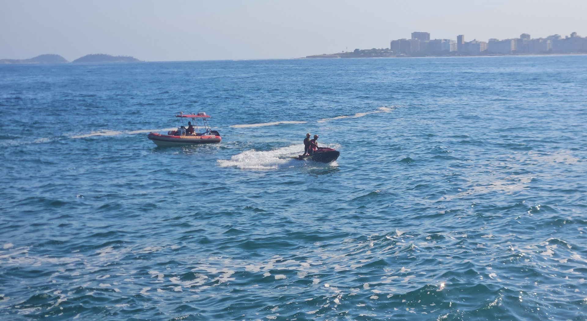 Bombeiros buscam por Alexandre de Carvalho, de 35 anos, que desapareceu no mar da Praia do Leme na madrugada de sábado (15) - Divulgação/Corpo de Bombeiros