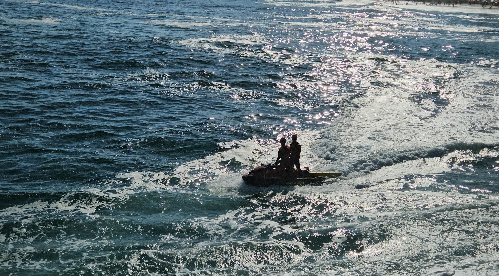 Bombeiros buscam por Alexandre de Carvalho, de 35 anos, que desapareceu no mar da Praia do Leme na madrugada de sábado (15) - Divulgação/Corpo de Bombeiros