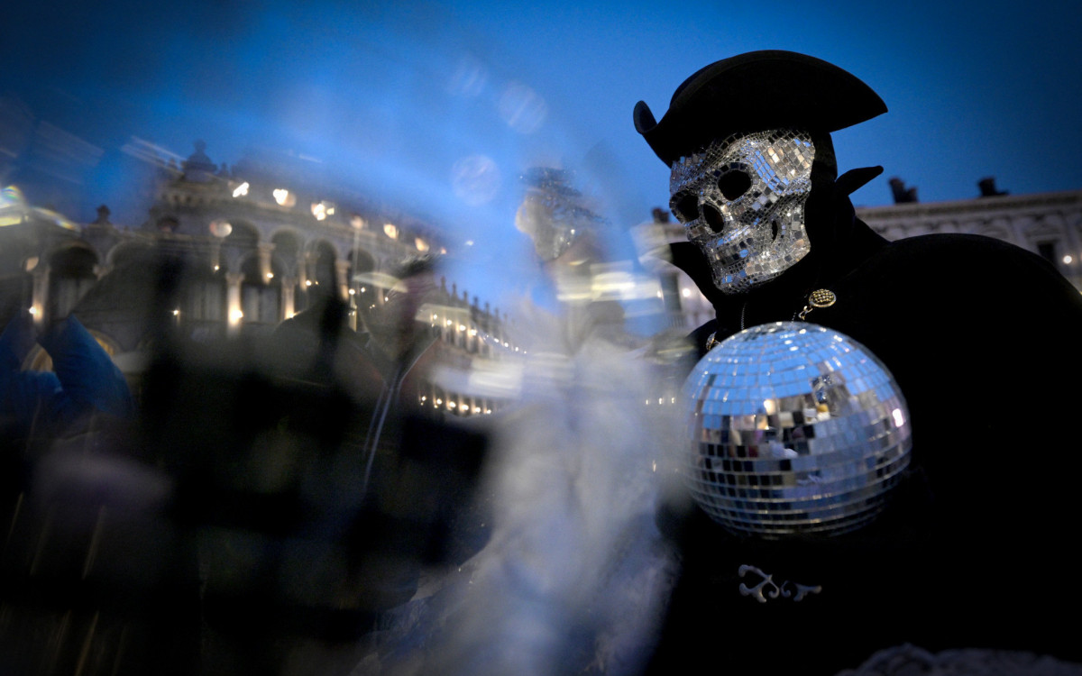 Festa é conhecida pelas máscaras e trajes elaborados