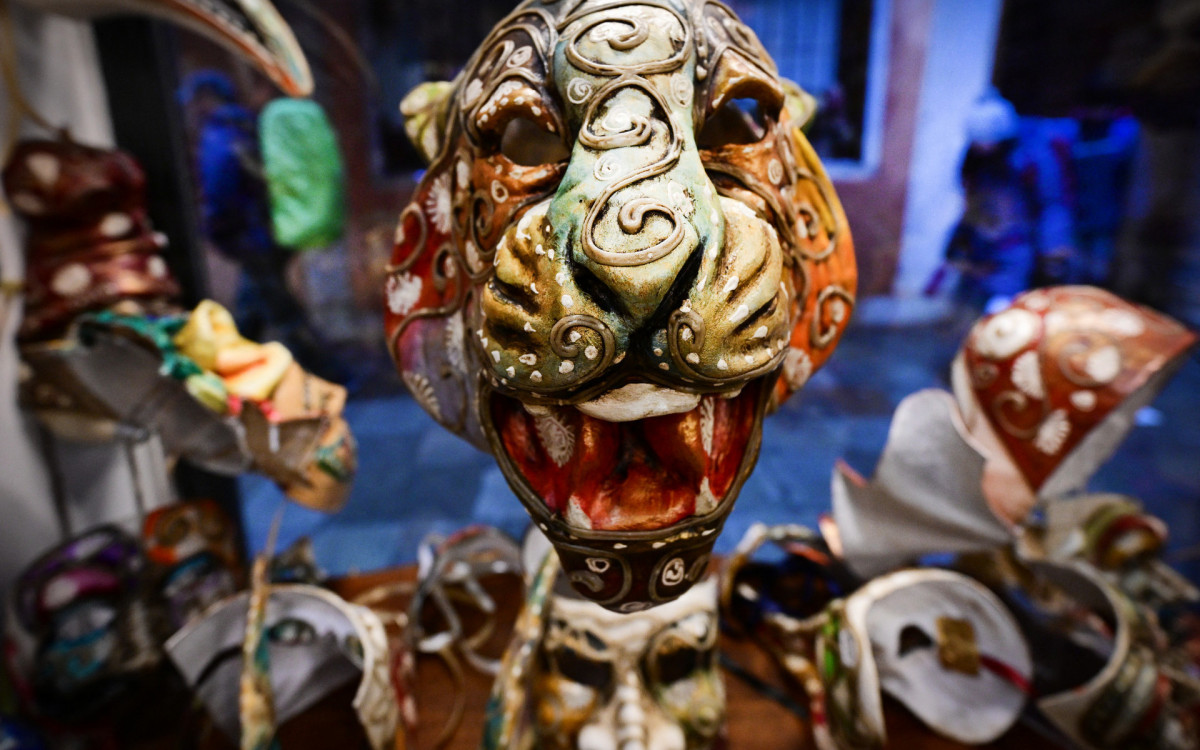 Festa é conhecida pelas máscaras e trajes elaborados
