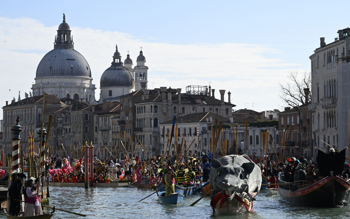 Barcos decorados navegam no Grande Canal durante o Carnaval de Veneza