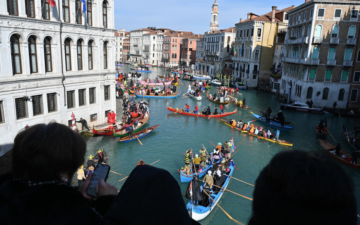 Desfile aquático abriu a celebração no domingo (16)