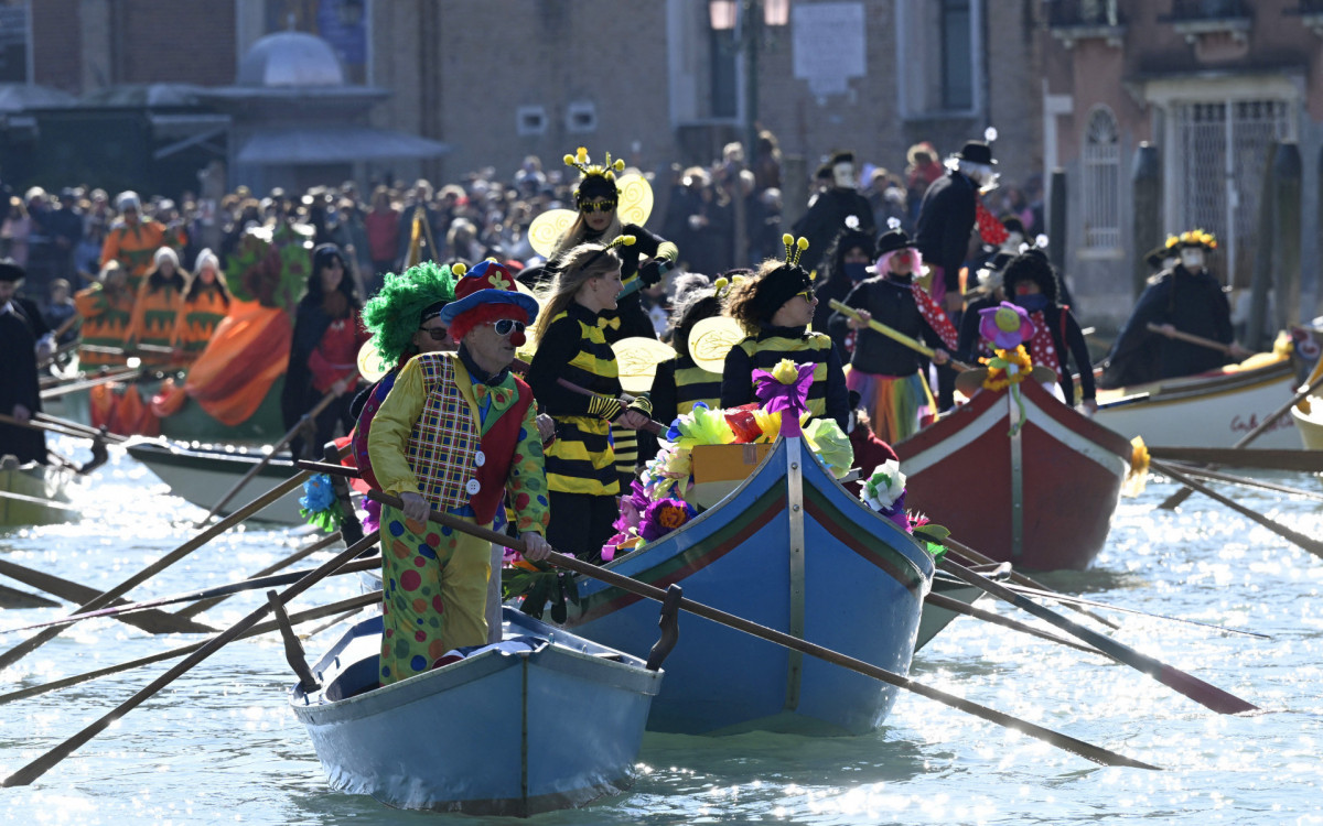 Barcos decorados navegam no Grande Canal durante o Carnaval de Veneza