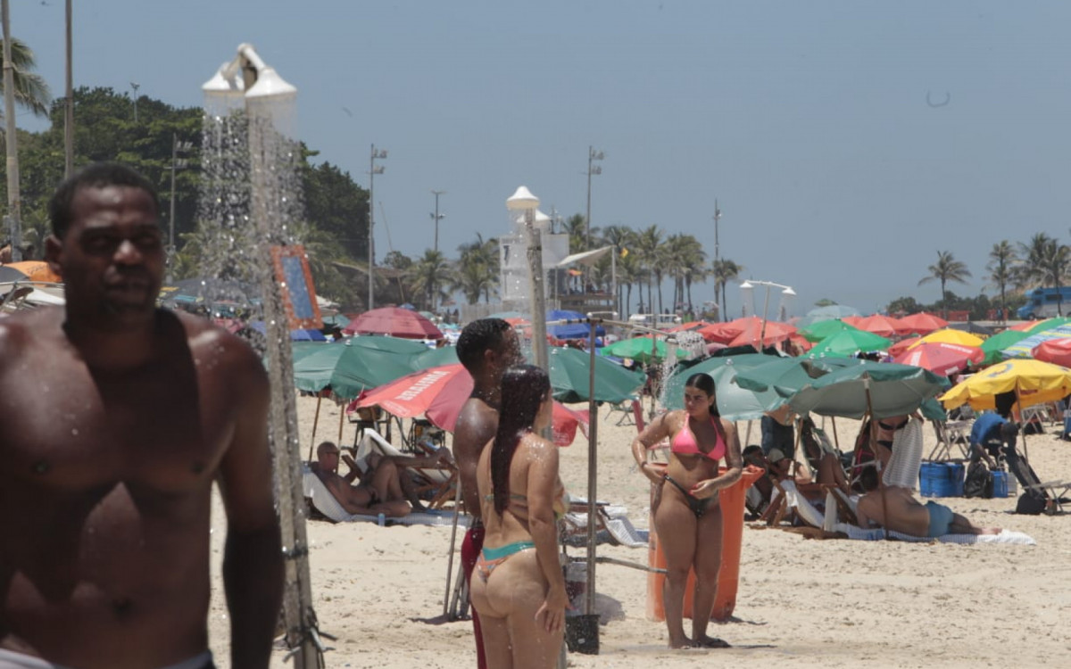 Visitantes buscam maneiras de se refrescar na Praia de Ipanema, na Zona Sul