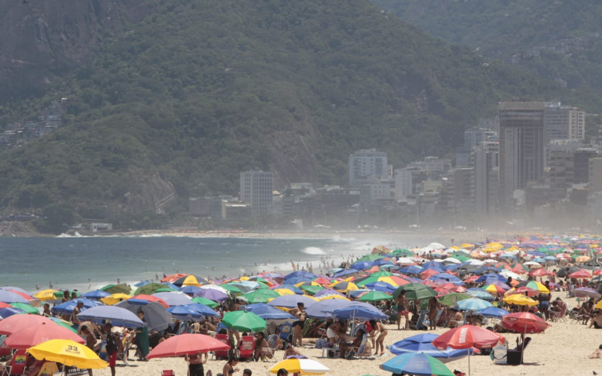 Cariocas e turistas lotam Praia de Ipanema, na Zona Sul; cidade já registrou mais de 40°C