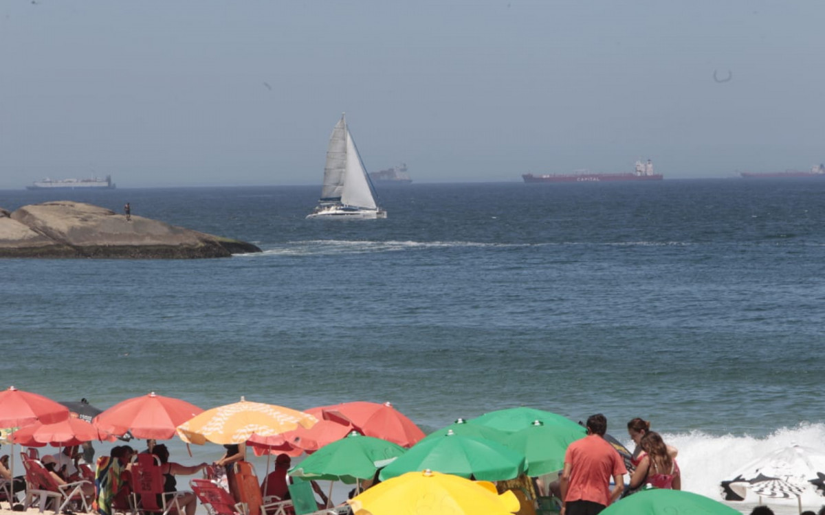 Cariocas e turistas lotam Praia de Ipanema, na Zona Sul; cidade já registrou mais de 40°C