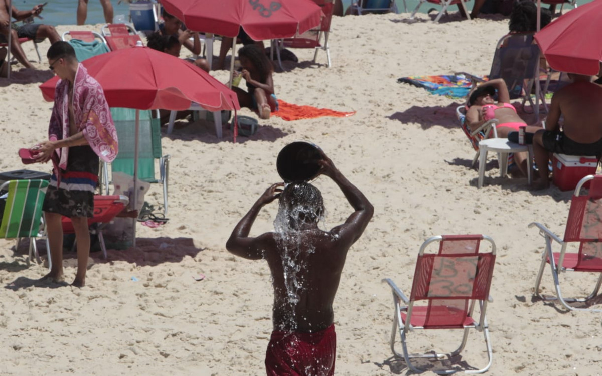 Visitantes buscam maneiras de se refrescar na Praia de Ipanema, na Zona Sul