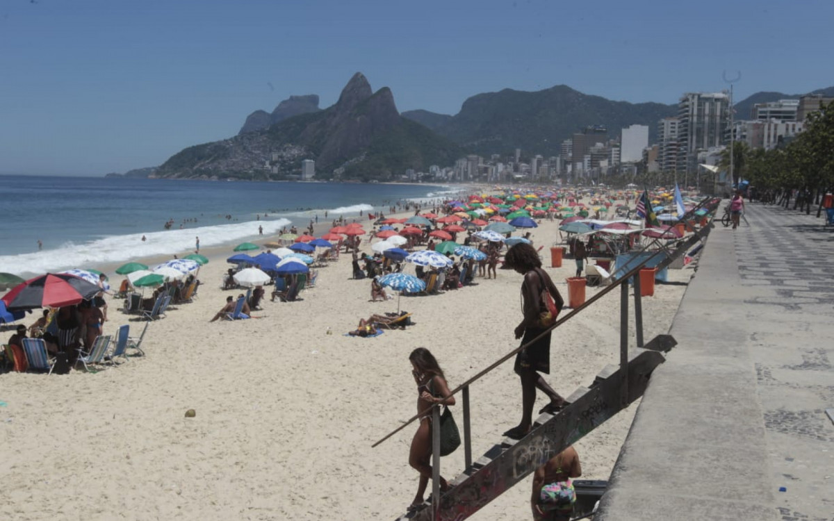 Cariocas e turistas lotam Praia de Ipanema, na Zona Sul; cidade já registrou mais de 40°C