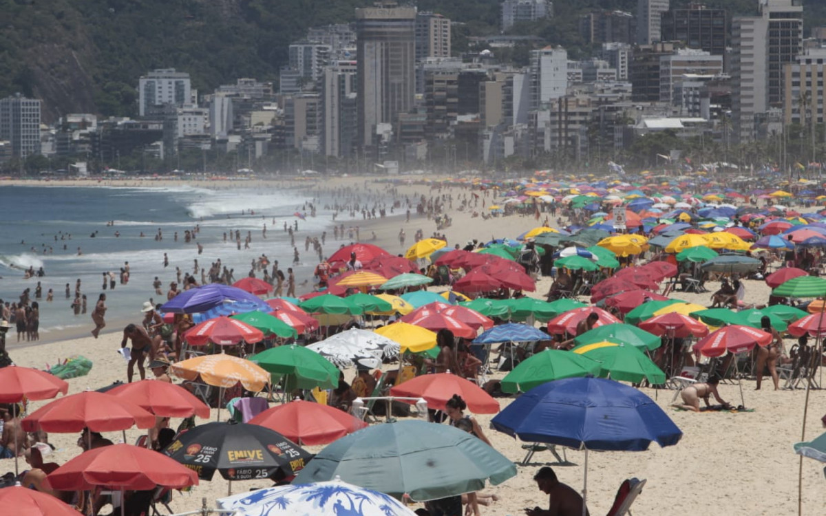Cariocas e turistas lotam Praia de Ipanema, na Zona Sul; cidade já registrou mais de 40°C