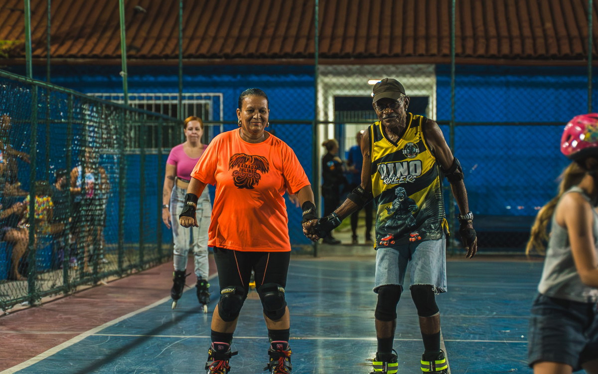 Casal de idoso participando do programa de patinação