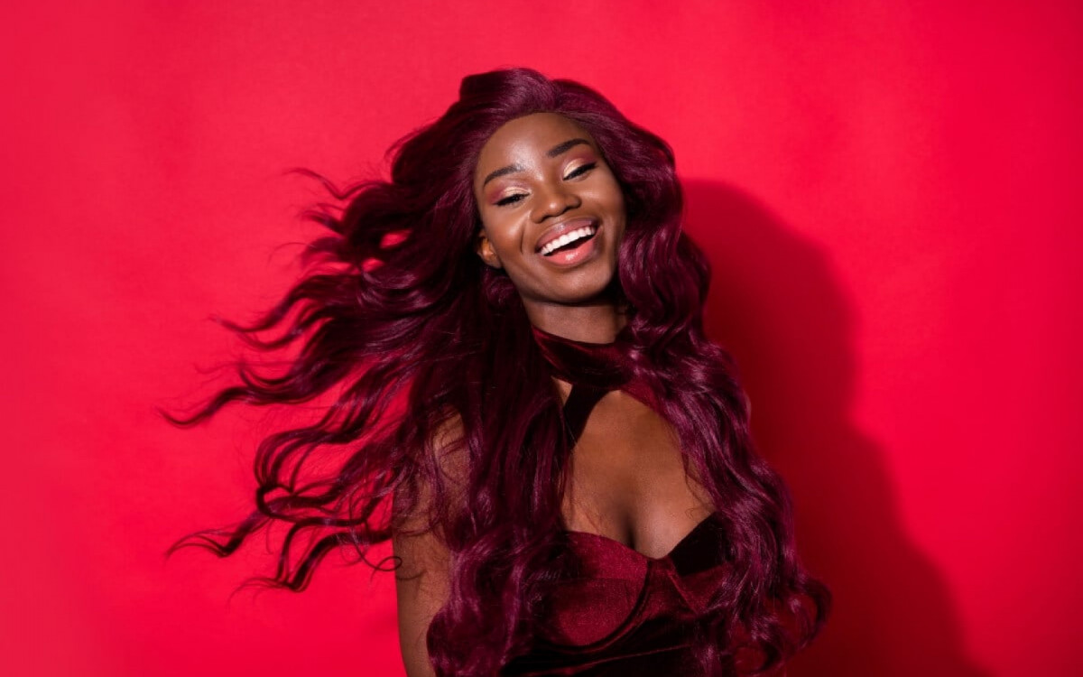 Vermelho-cereja &eacute; a nova tend&ecirc;ncia para os cabelos (Imagem: Roman Samborskyi | Shutterstock)