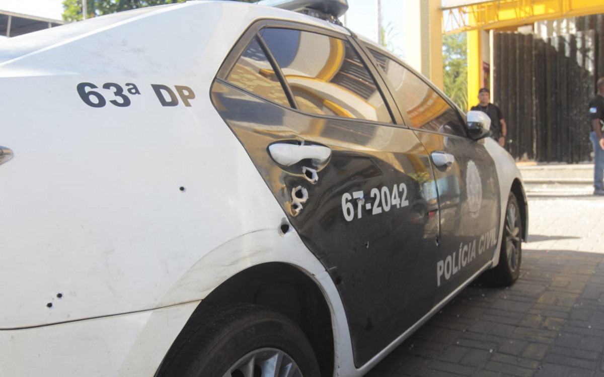 Viaturas paradas na 60&ordf; DP (Campos El&iacute;seos) apareceram marcadas por tiros