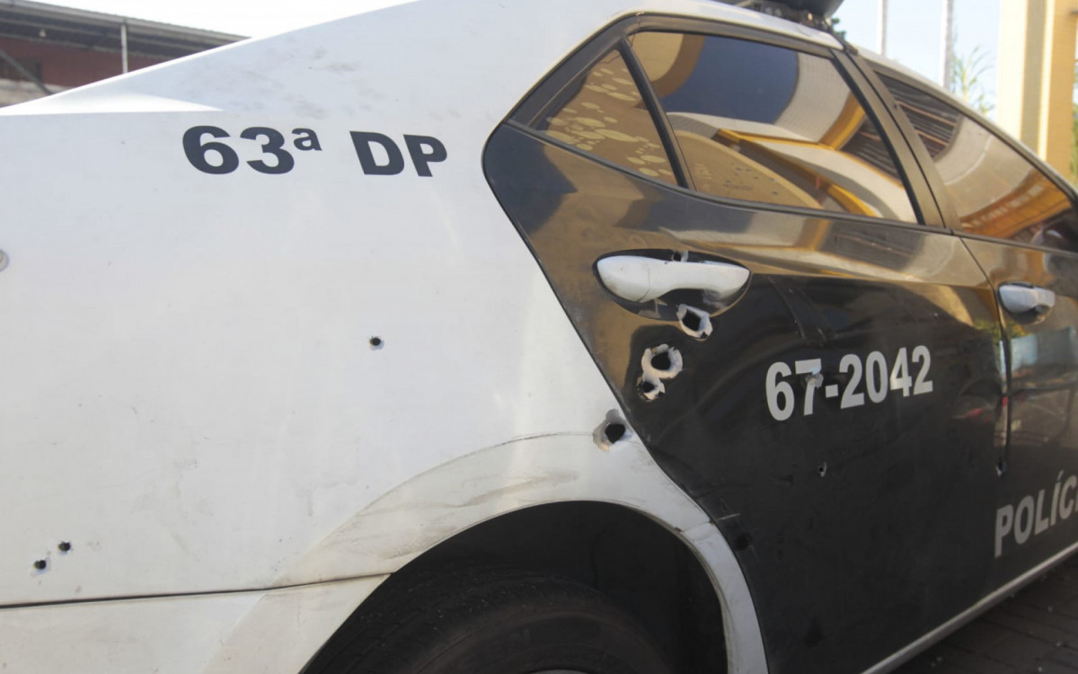 Viaturas paradas na 60&ordf; DP (Campos El&iacute;seos) apareceram marcadas por tiros