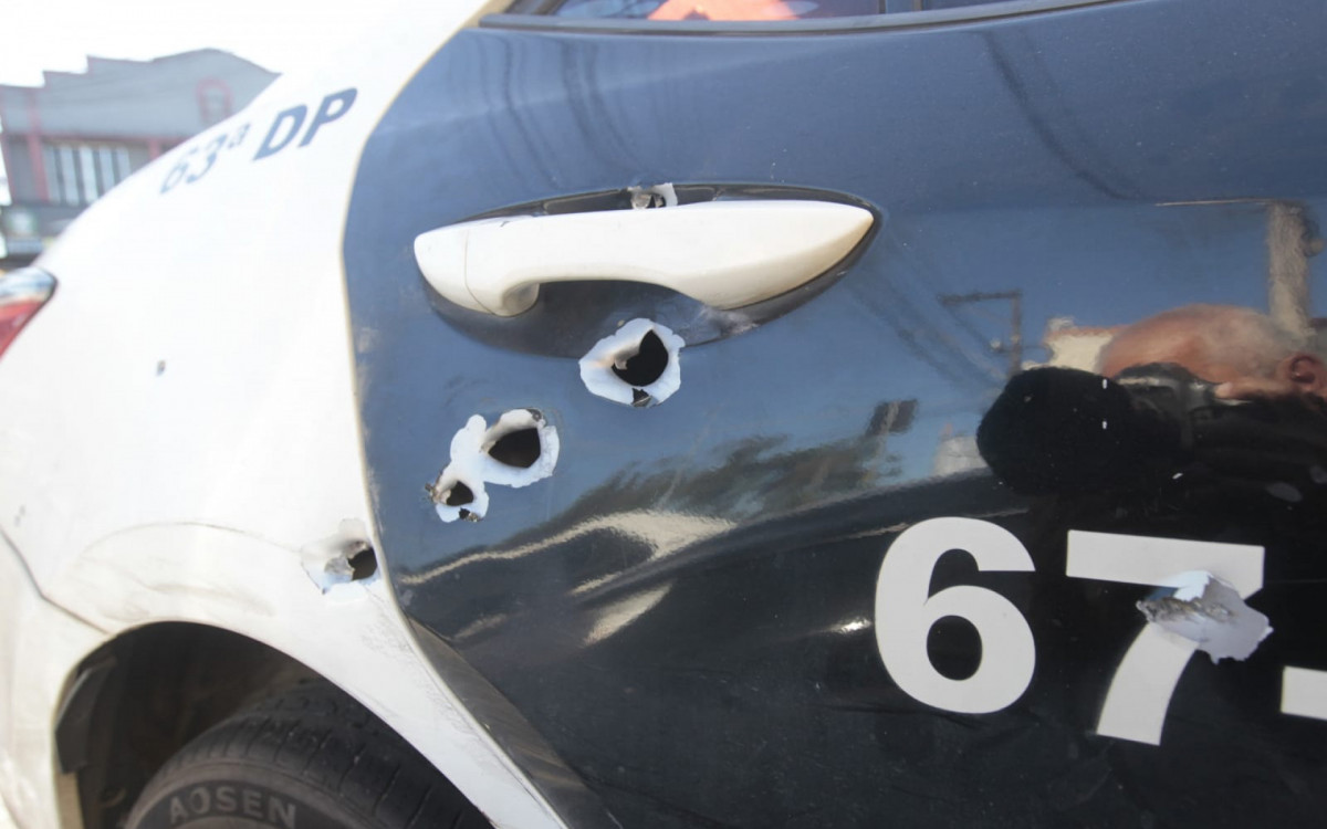 Viaturas paradas na 60&ordf; DP (Campos El&iacute;seos) apareceram marcadas por tiros