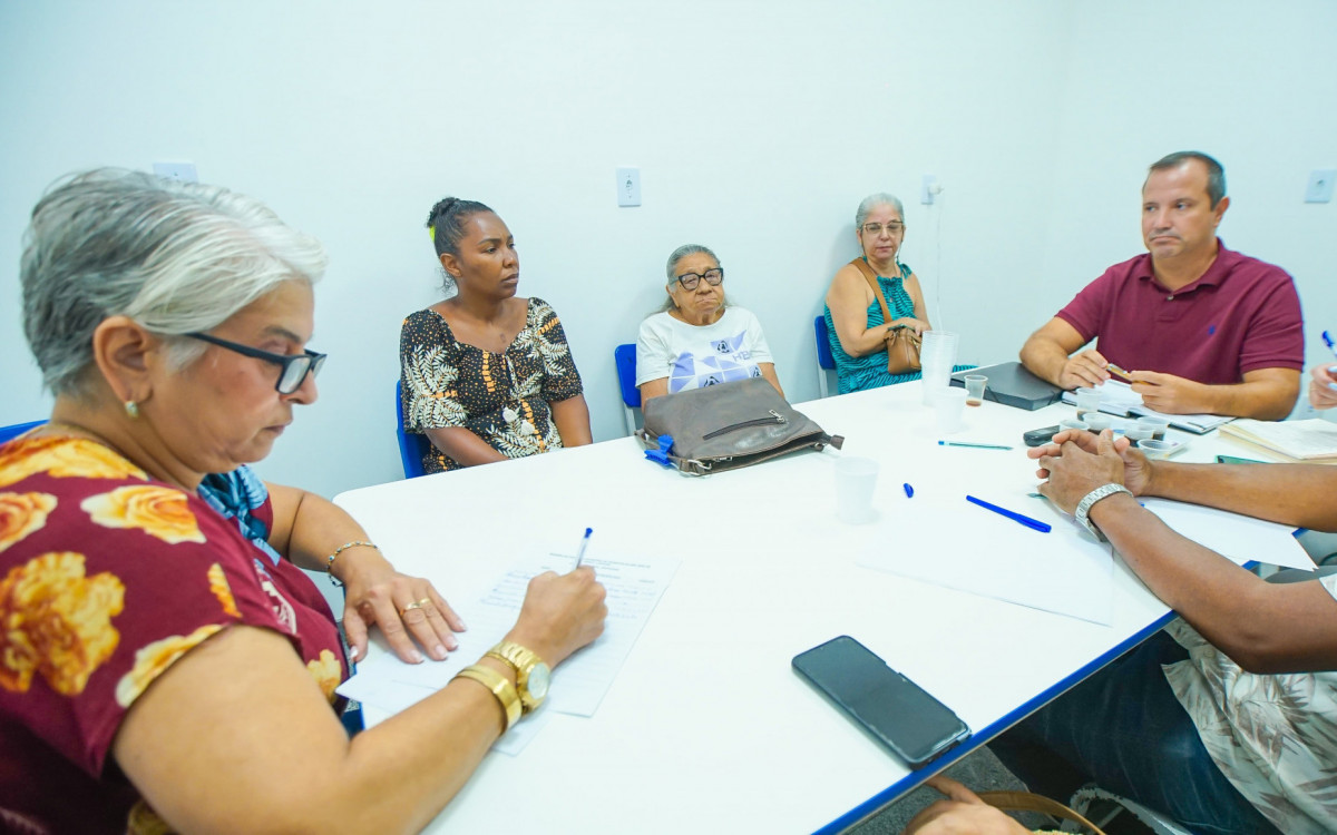 A presidente do conselho municipal, Mirian Rodrigues (esq)