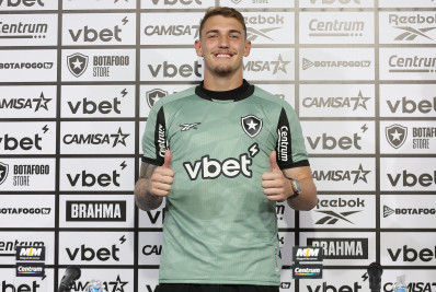 Léo Linck é apresentado e comemora chegada ao Botafogo: 'Sonho para muitos jogadores'