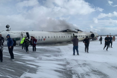 Vídeo: avião sofre acidente durante aterrissagem no aeroporto de Toronto