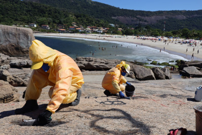 Companhia de Limpeza de Niterói remove pichações em Piratininga