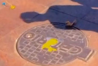 Vídeo: com termômetro marcando 46 °C, moradores de Bangu fritam ovo em tampa de bueiro