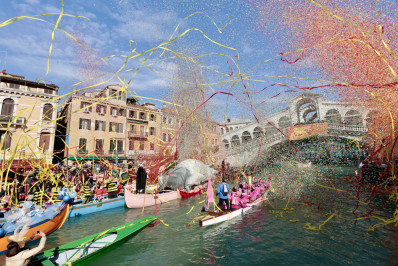 Fotos: Desfile em canal marca abertura oficial do Carnaval de Veneza