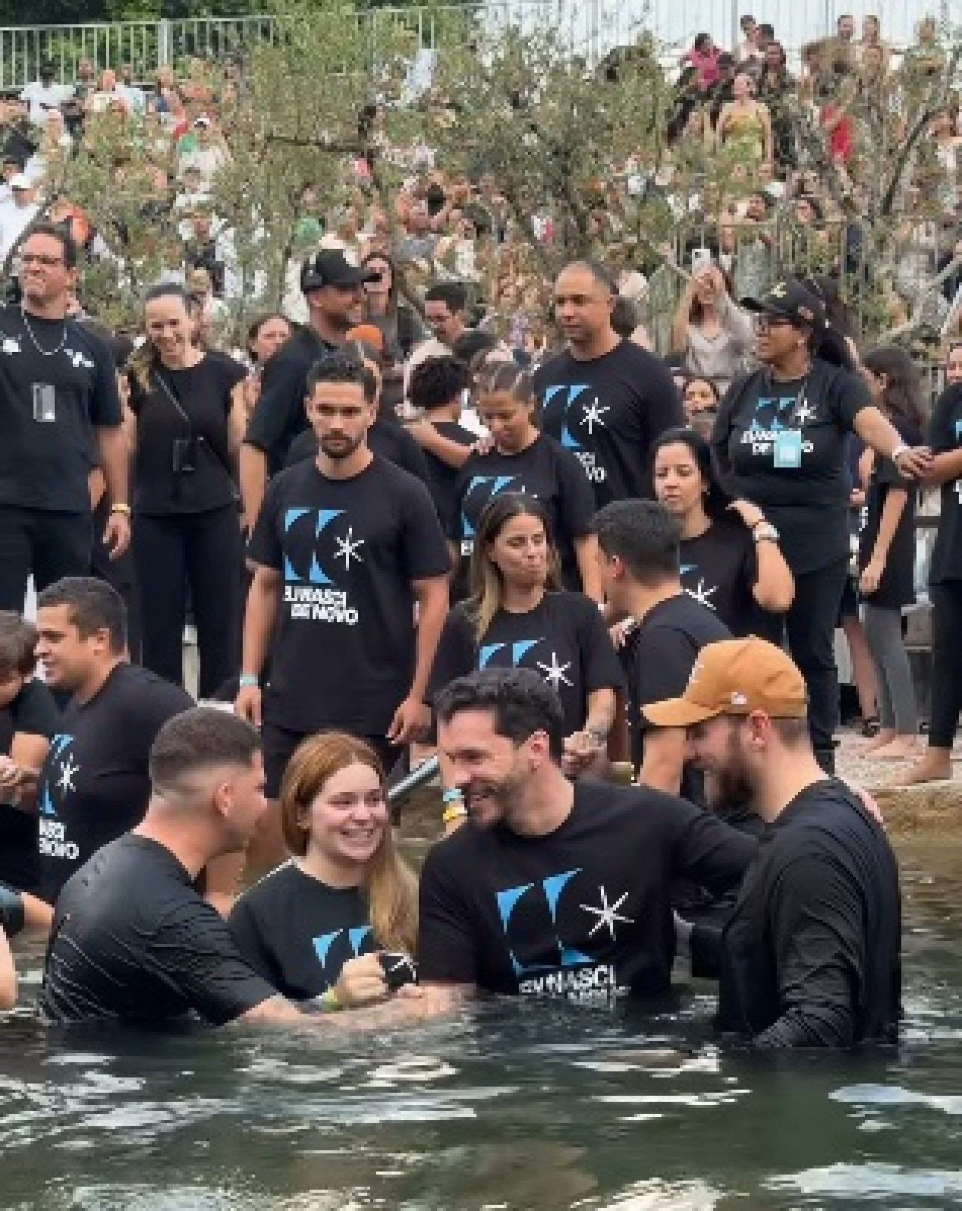 Viih Tube e Eliezer durante batismo em igreja  - Reprodução/Instagram 