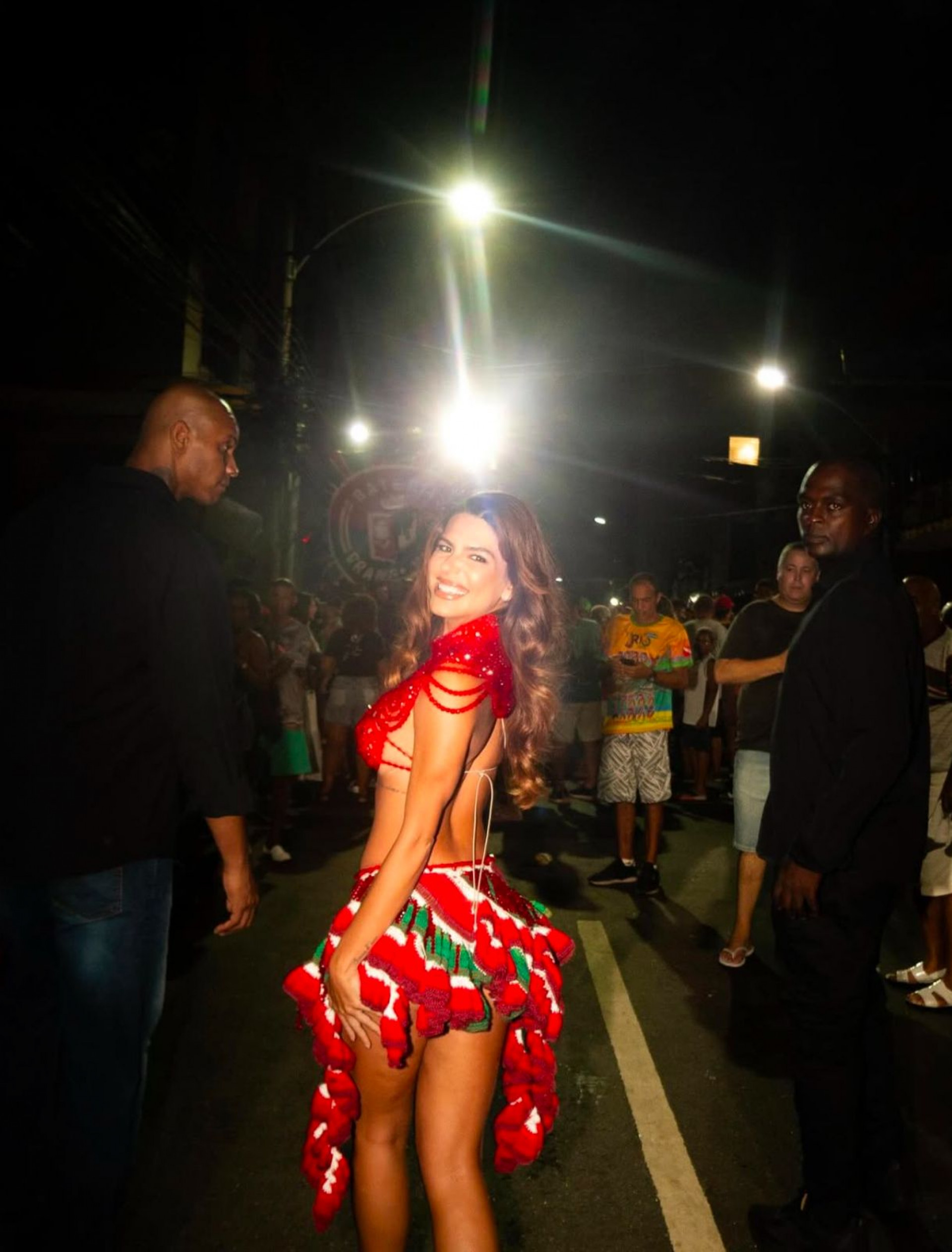 Mariana Goldfarb aparece sorridente em fotos no ensaio de rua da Grande Rio - Reprodução Instagram / LUFZ