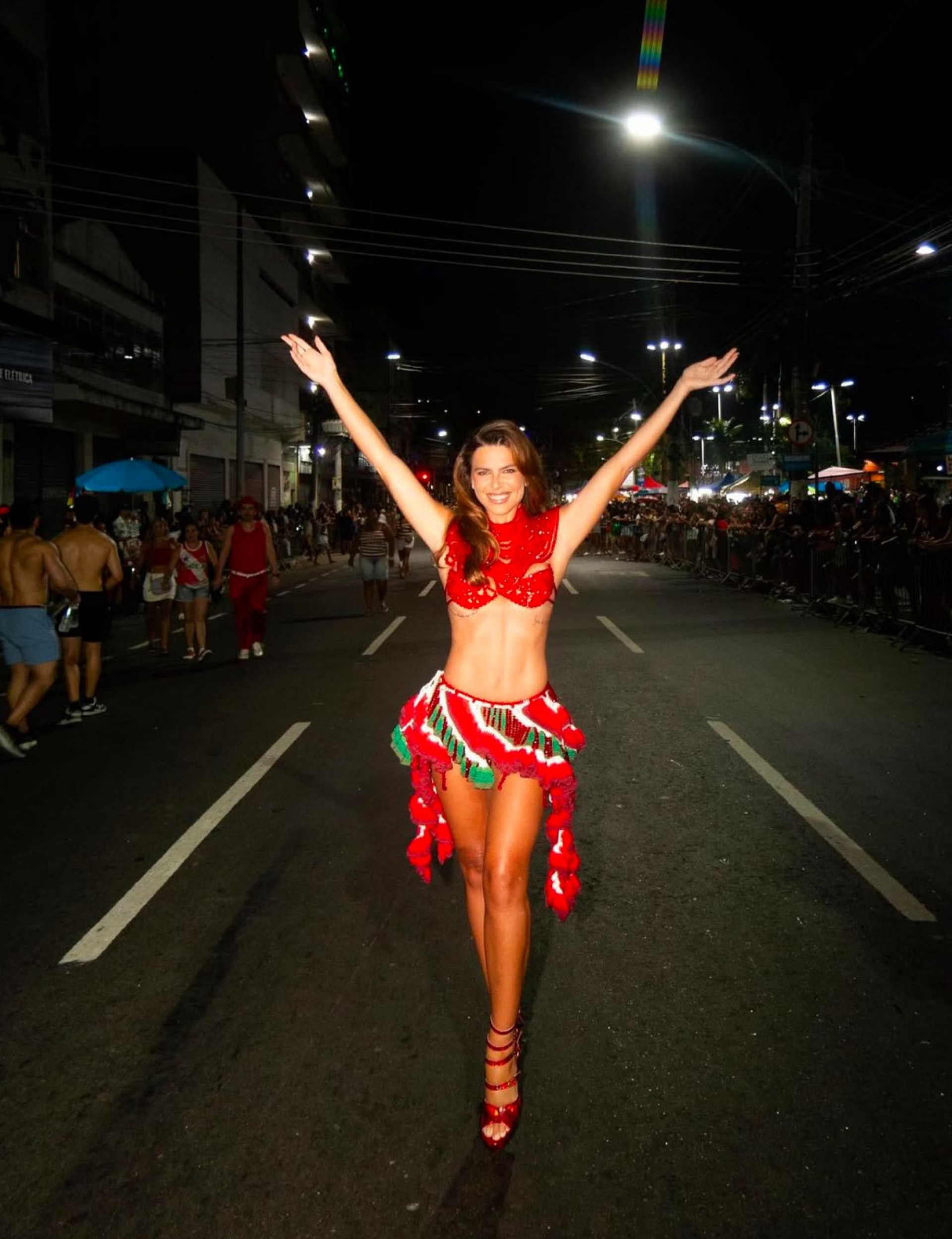 Mariana Goldfarb publica registros no ensaio de rua na Grande Rio - Reprodu&ccedil;&atilde;o Instagram / LUFZ