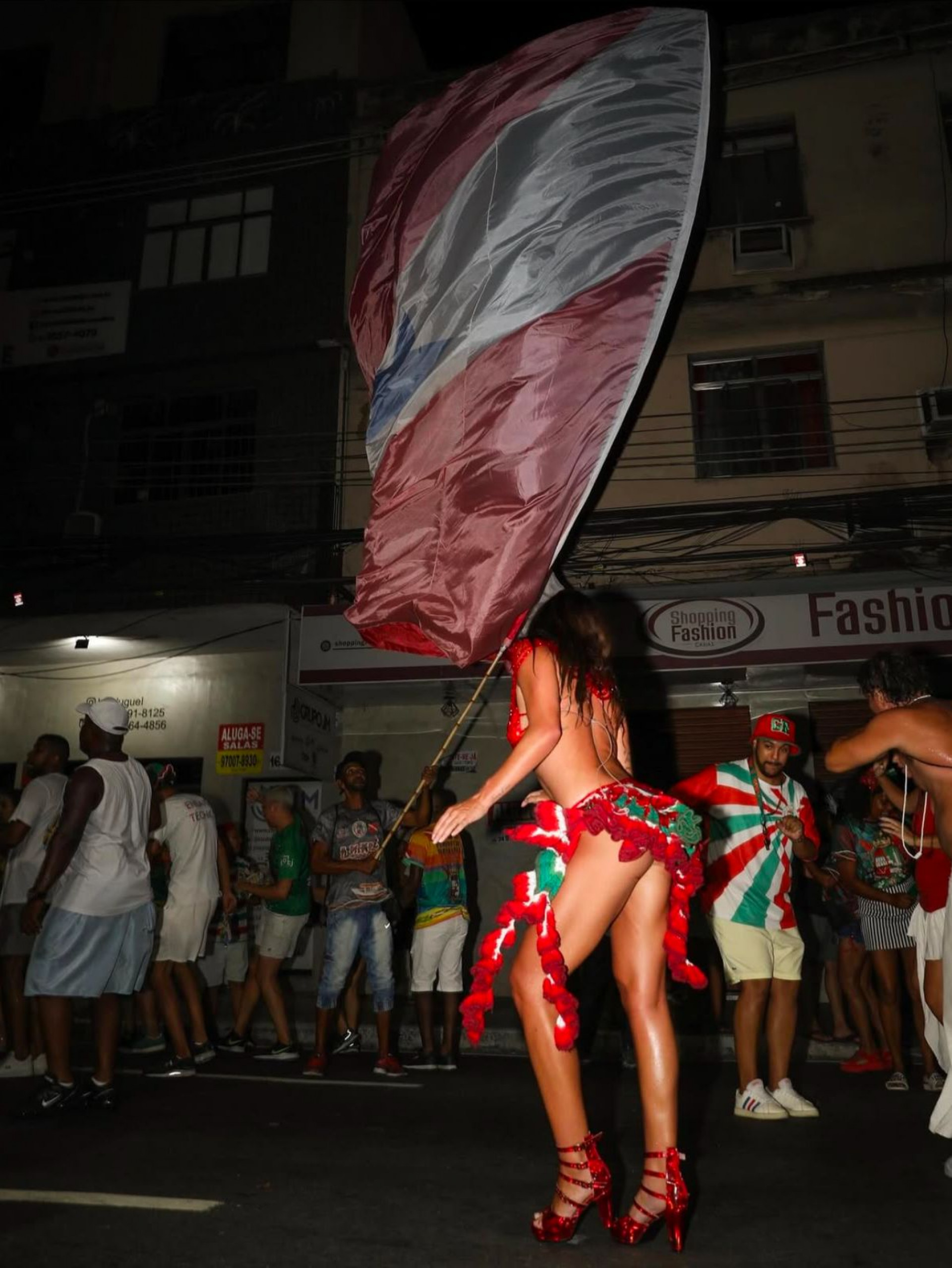 Mariana Goldfarb exibe fotos do ensaio de rua da Grande Rio - Reprodução Instagram / LUFZ