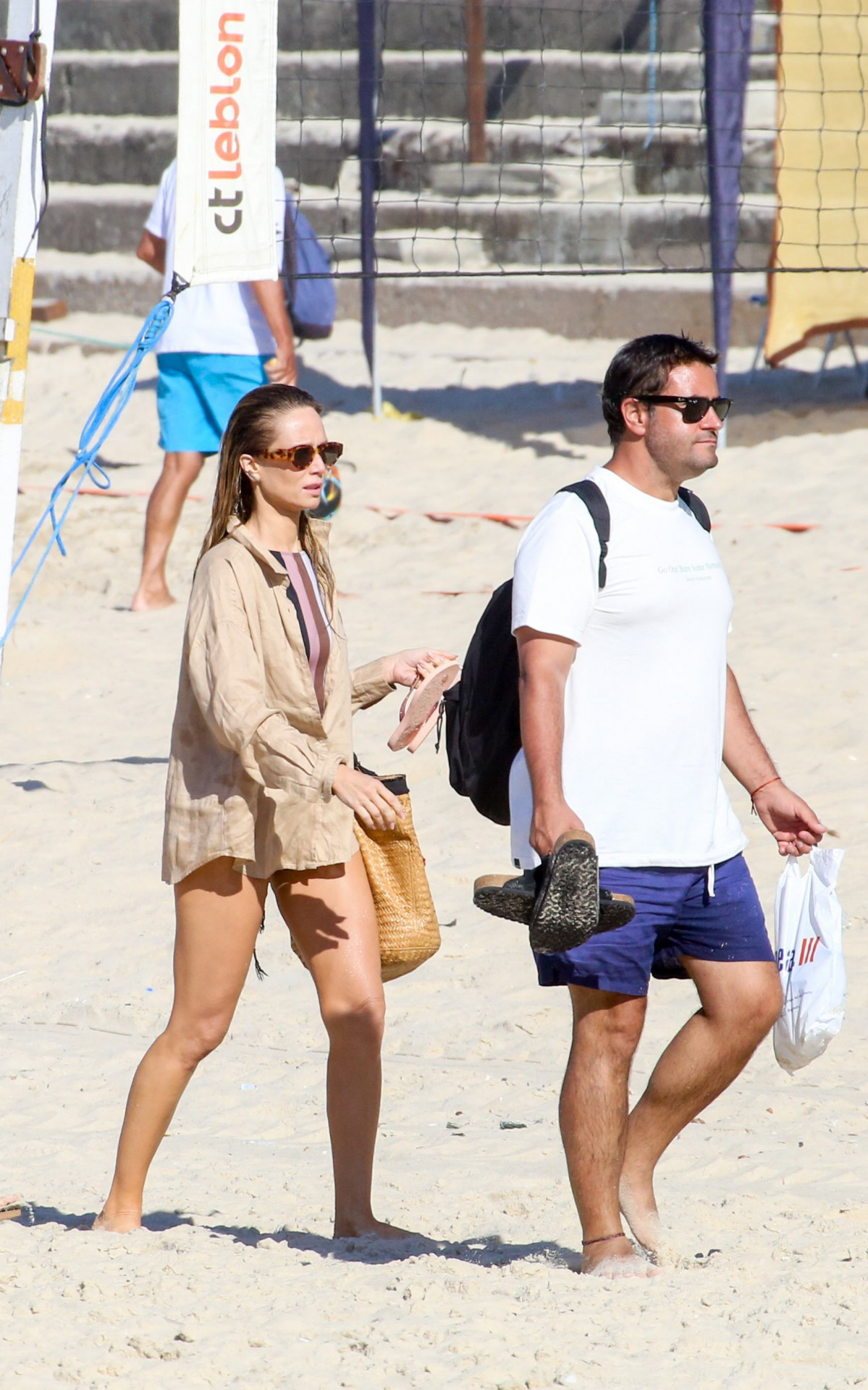 Mariana Ximenes é fotografada com maiô listrado na Praia do Leblon 