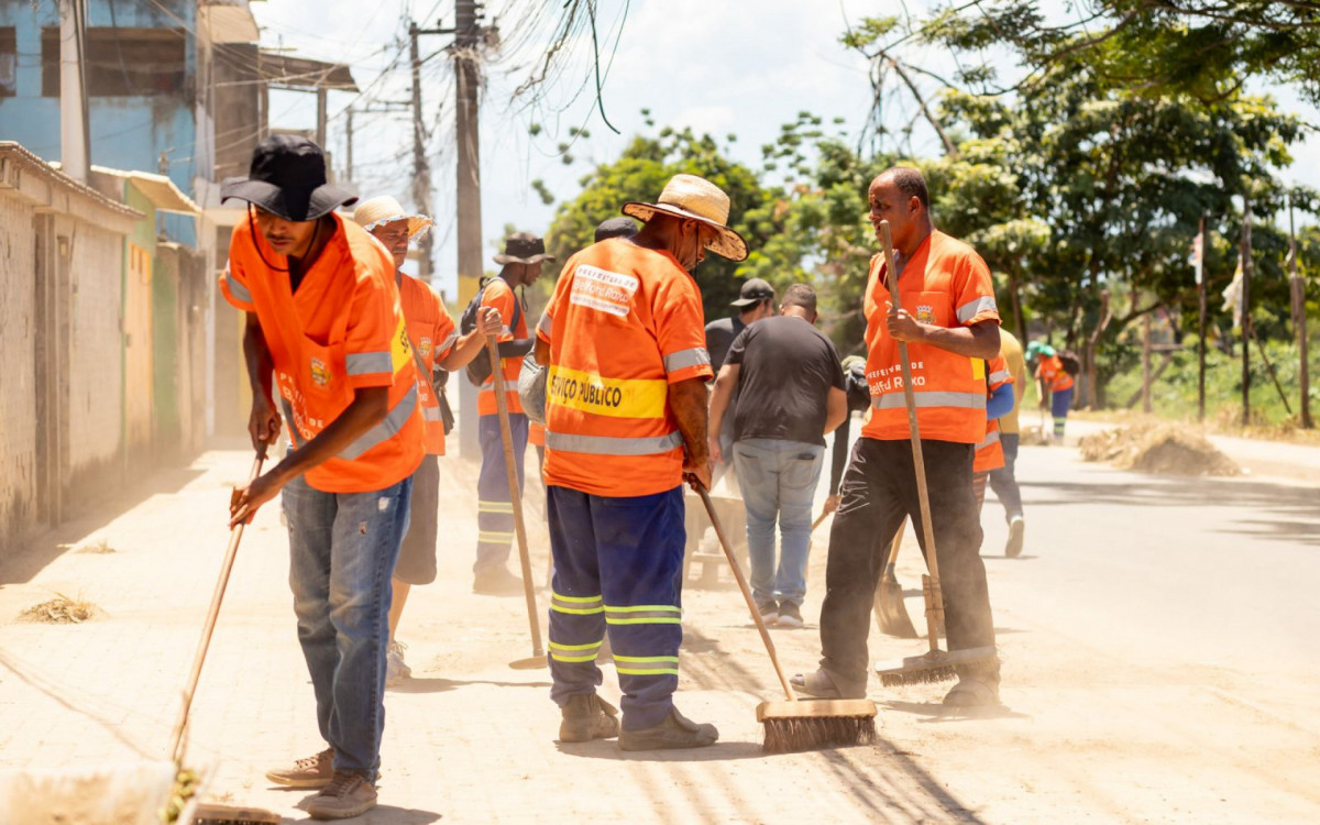 A Prefeitura também faz a limpeza de ruas para evitar que o lixo vá para rios e valões