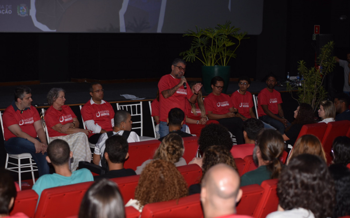 Estudantes de Medicina pelo Passaporte Universitário e Quaquá durante seu discurso na cerimônia